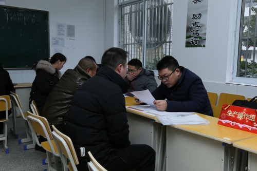 图为：泰兴市2019年新春人才招聘会暨人才交流洽谈会现场供求职双方交流2