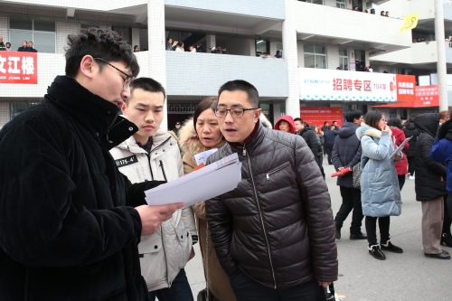 图为：泰兴市2019年新春人才招聘会暨人才交流洽谈会现场求职者交流1