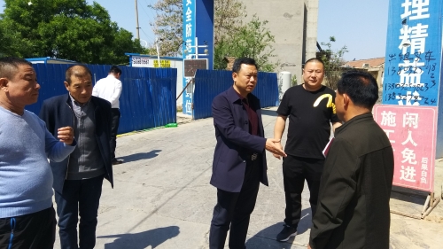 图为吴桥县人社局深入建筑工地调研指导工作