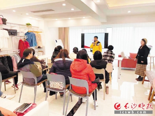 张智慧在给学员上培训课。