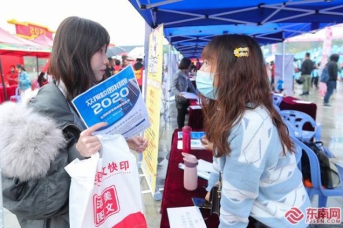 近日，厦门举办2021年春季现场招聘会，推出1万多个就业岗位。福建日报记者 施辰静 摄