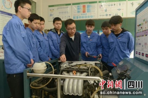 老师正在为汽车维修专业讲解汽车知识。 周亮 摄