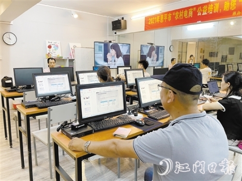 农村电商公益培训班的课程分为商品发布、店铺装饰、节点促销和客服体系四个模块，有较大的实操意义。