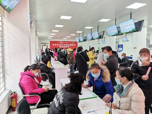 图为贺州市2022年就业援助月招聘会现场
