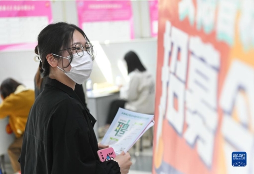 3月10日，应聘者在现场了解岗位信息2。