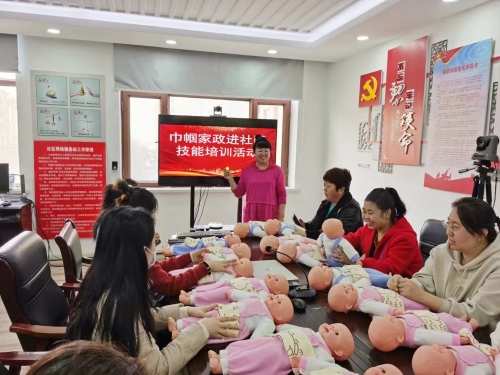 6红玲家政服务中心授课巾帼技能培训活动家政进社区课堂-春雨社区