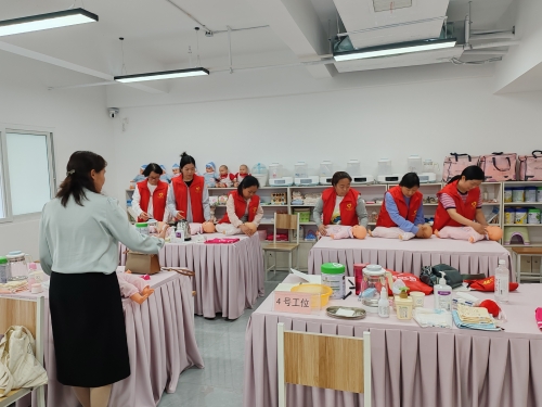 河南漯河家天下社区家政劳务品牌照片2.孟庙镇社区母婴公益课堂