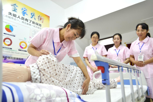 “东宝护工”家政劳务品牌照片2