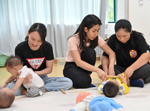 7.“功夫家嫂”优秀学员林思玲到社区进行妈妈岗技能培训