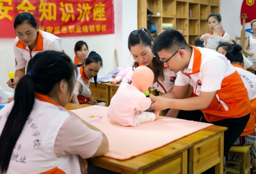 “龙城福嫂”母婴护理劳务品牌照片7