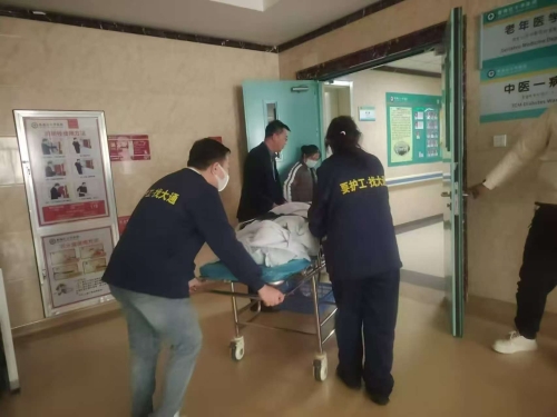 护工护送病人治疗
