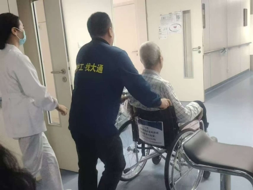 护工陪护病人进行各项检查