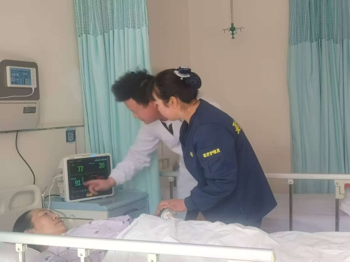 医生讲解仪器数值指标